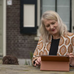 Mirjam aan het werk met iPad