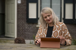 Mirjam aan het werk met iPad