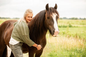 Mirjam met tinker Banditt (chocokleur en witte bles) Mirjam heeft haar hand op het hart van Banditt
