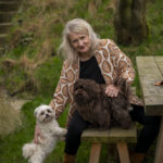 Mirjam met hondjes in tuin aan picknicktafel