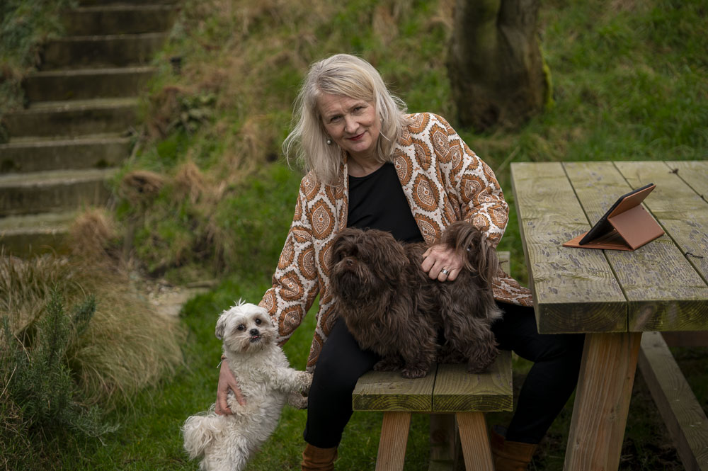 Mirjam met hondjes in tuin aan picknicktafel