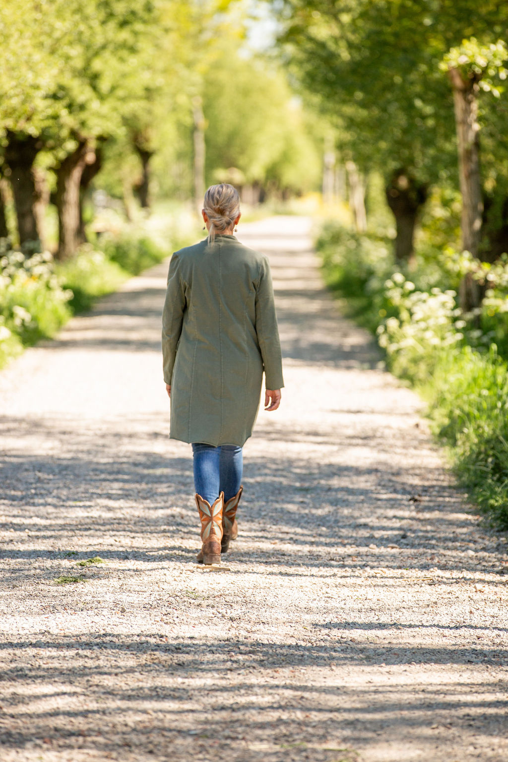 More Mirjam loopt weg wandelend over pad voor braindump